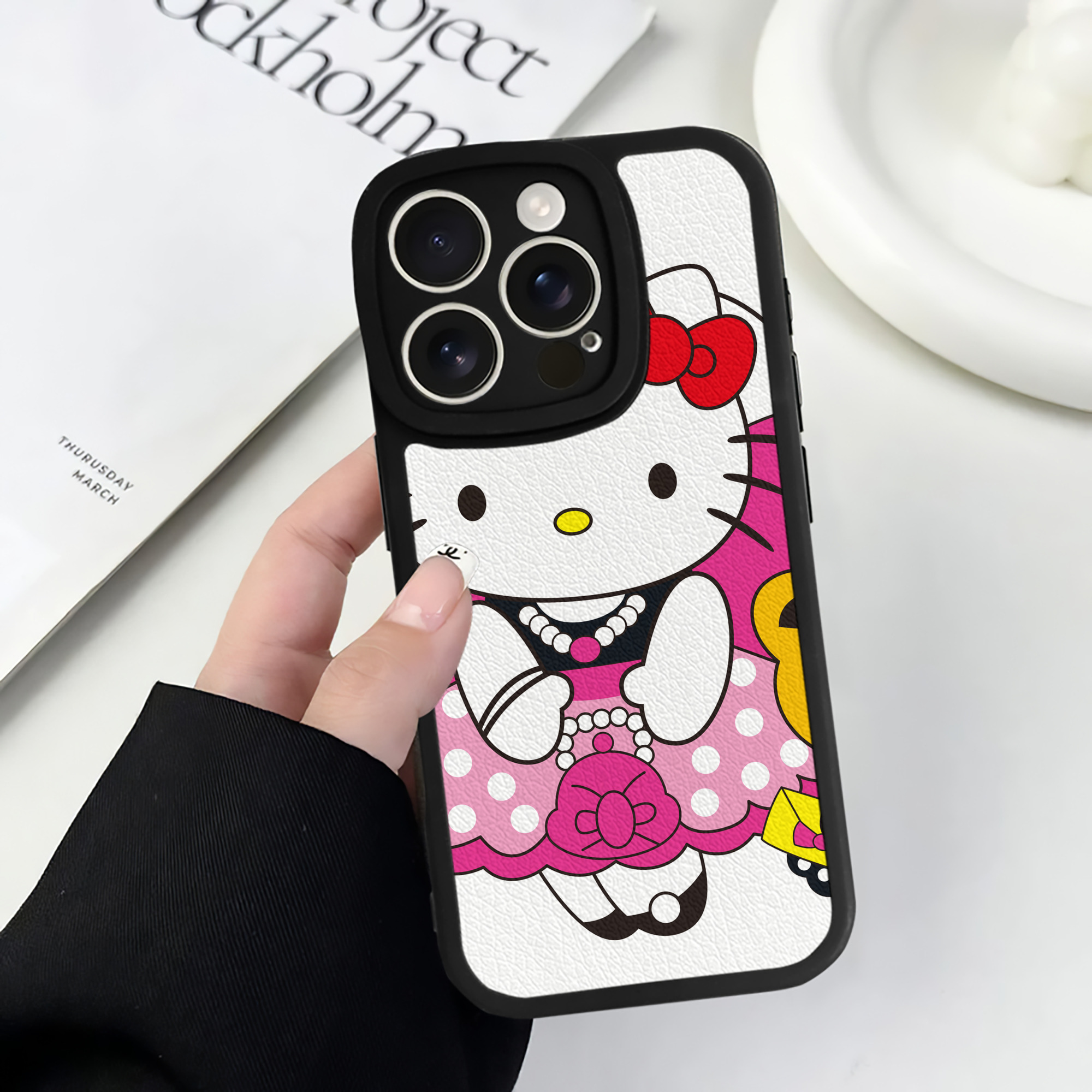 （画像用） Hello Kitty ハローキティ 【iPhone 16シリーズ対応】シリコンスマホケース（レザー調） 材質：シリコン